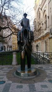 Estátua em homenagem a Franz Kafka - Praga (mar/2014)  Foto: Fernando H. Kumode